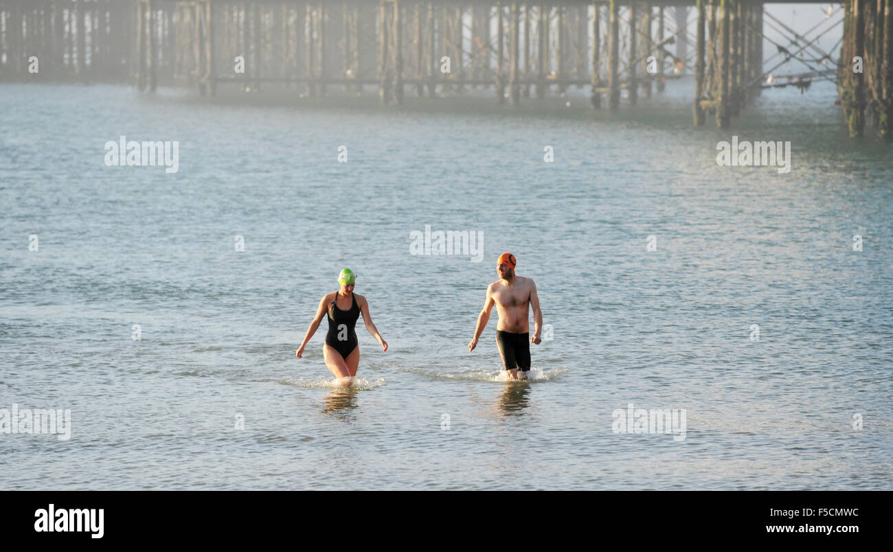 Brighton Sussex UK Montag, 2. November 2015 - Mitglieder von Brighton Schwimmverein entstehen aus dem Meer und dem nebligen Wetter Brighton Pier (ehemals Palace Pier) früh um 08:00 Nebel schwere Reise Störungen in ganz Großbritannien heute Vormittag vor allem an den großen Flughäfen und auf den wichtigsten Straßen Credit verursacht: Simon Dack/Alamy Live News Stockfoto