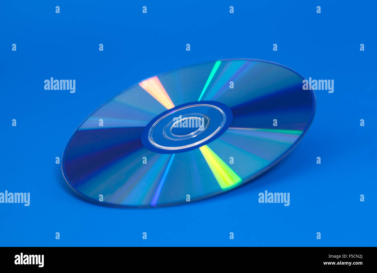 Compact Disk auf blauem Hintergrund Stockfoto