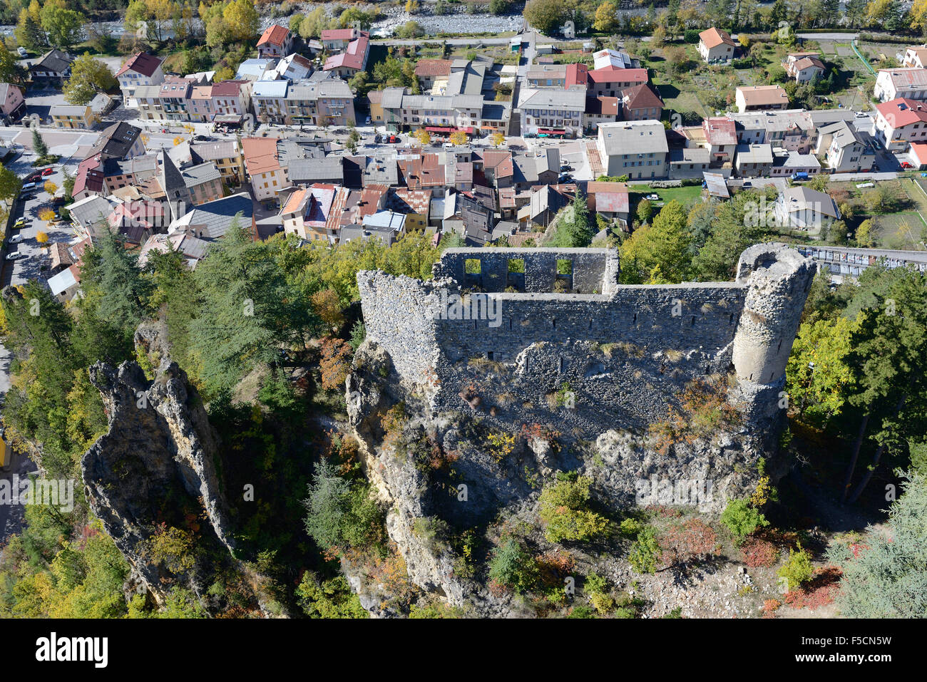 LUFTAUFNAHME. Ruinen einer mittelalterlichen Burg mit Blick auf das Dorf Guillaumes am linken Ufer des Flusses Var. Alpes-Maritimes, Frankreich. Stockfoto