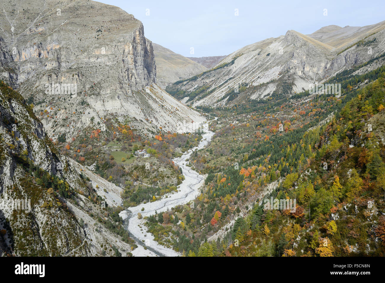 Verlassene Weiler in einem abgelegenen Alpental ohne Zufahrtsstraße. Aurent, Coulomp Valley, Alpes de Haute-Provence, Frankreich. Stockfoto
