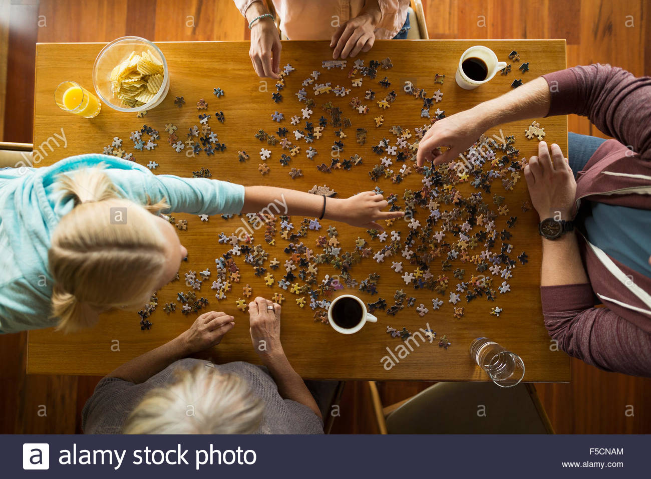 Draufsicht Familie Montage Jigsaw Puzzle am Tisch Stockfoto