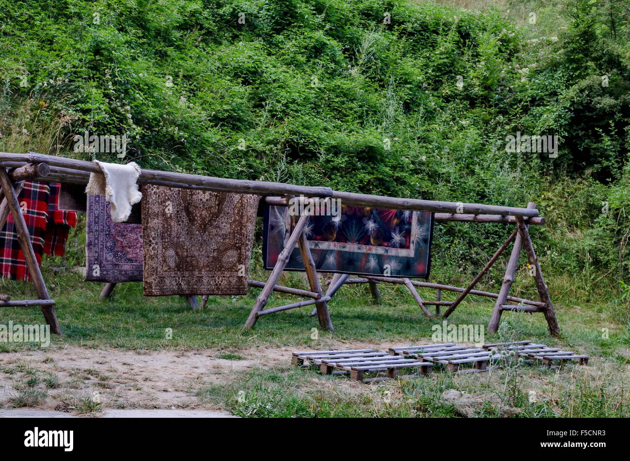 Teil des trocknen Ort bei operativen Workshop mit Walken Mühle im Zheleznitsa Dorf, Region Sofia, Bulgarien Stockfoto