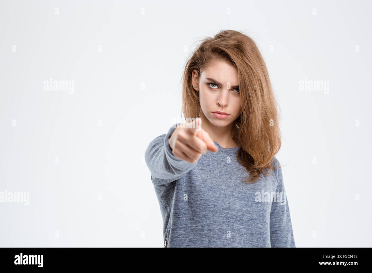 Porträt von wütenden Frau Zeigefinger in die Kamera auf einem weißen Hintergrund isoliert Stockfoto