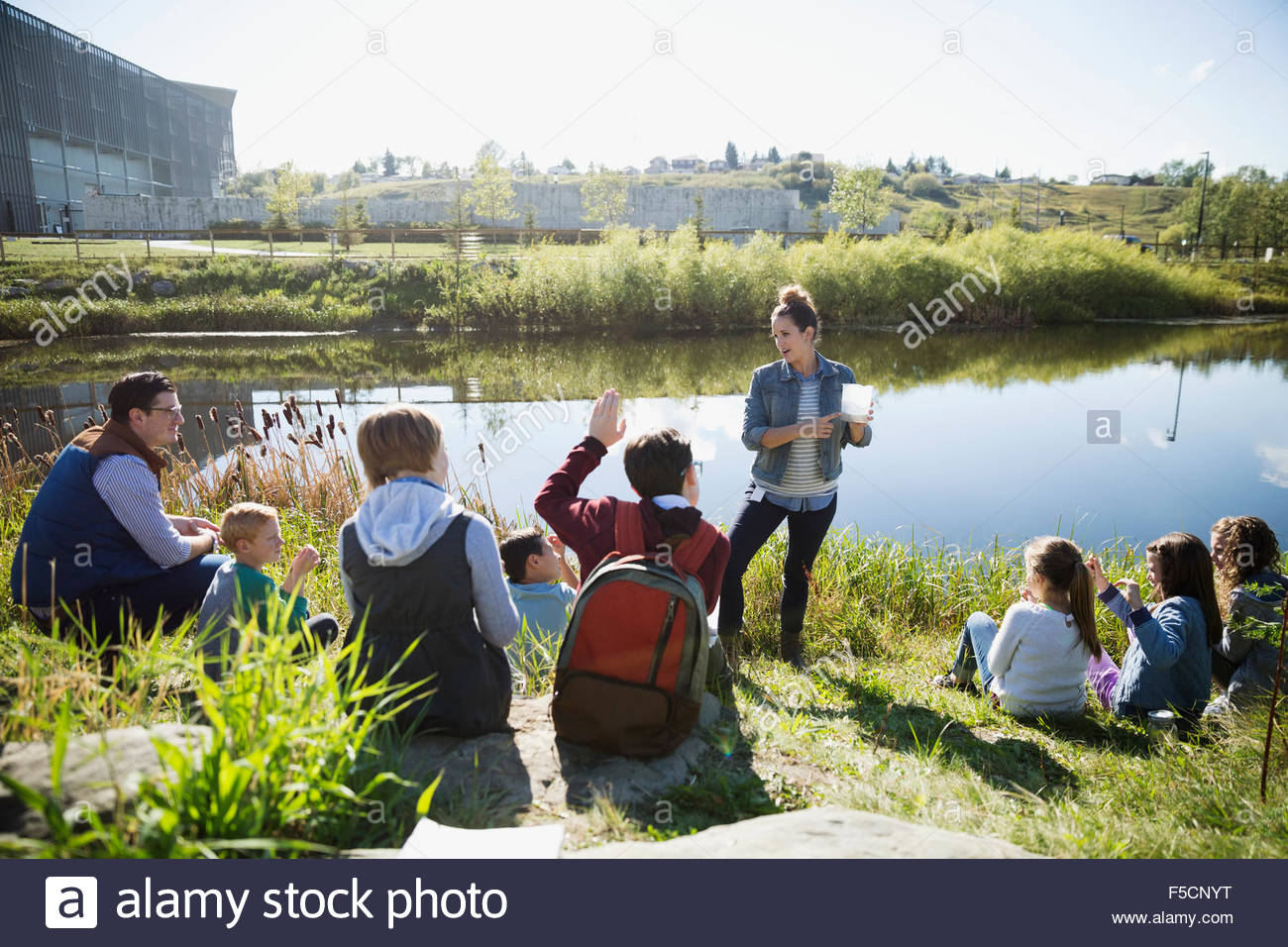 Lehrer für Naturwissenschaften führt Exkursion Diskussion am Teich Stockfoto