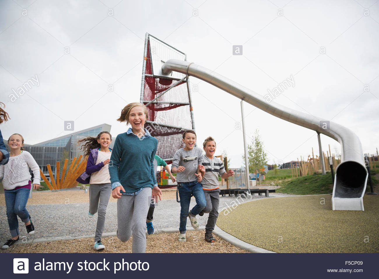 Begeisterte Kinder mit Spielplatz Stockfoto