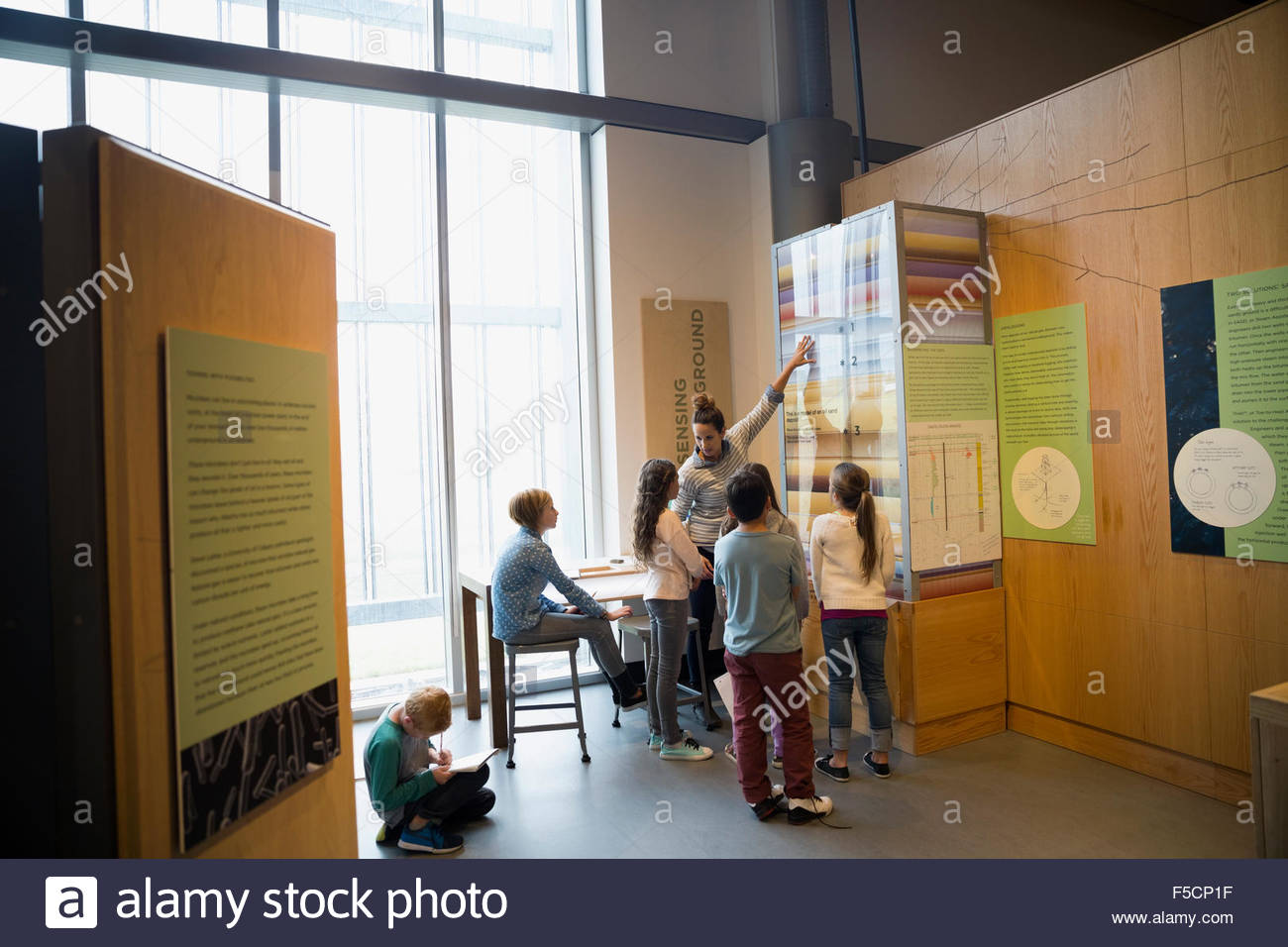 Lehrer, Ausstellung, Studenten im Science Center zu erklären Stockfoto