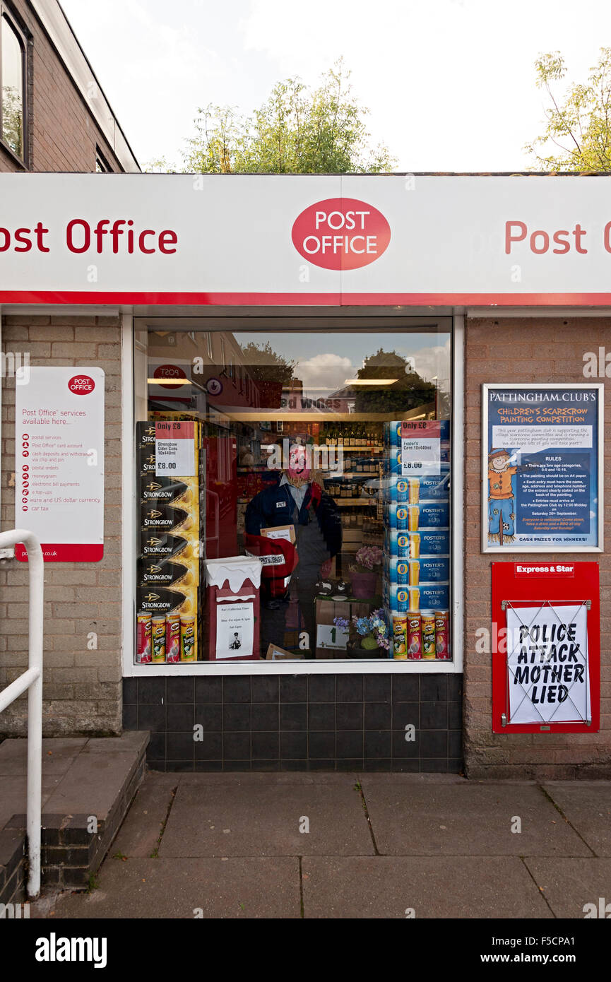Pattingham Scarecrow Festival Staffordshire 2015 Postman pat im Postamt Stockfoto