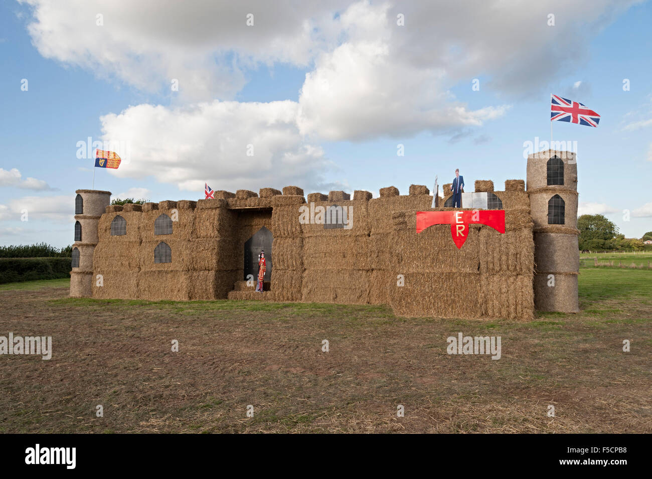 Pattingham Scarecrow Festival Staffordshire 2015 Buckingham Palast königliche Familie display Stockfoto