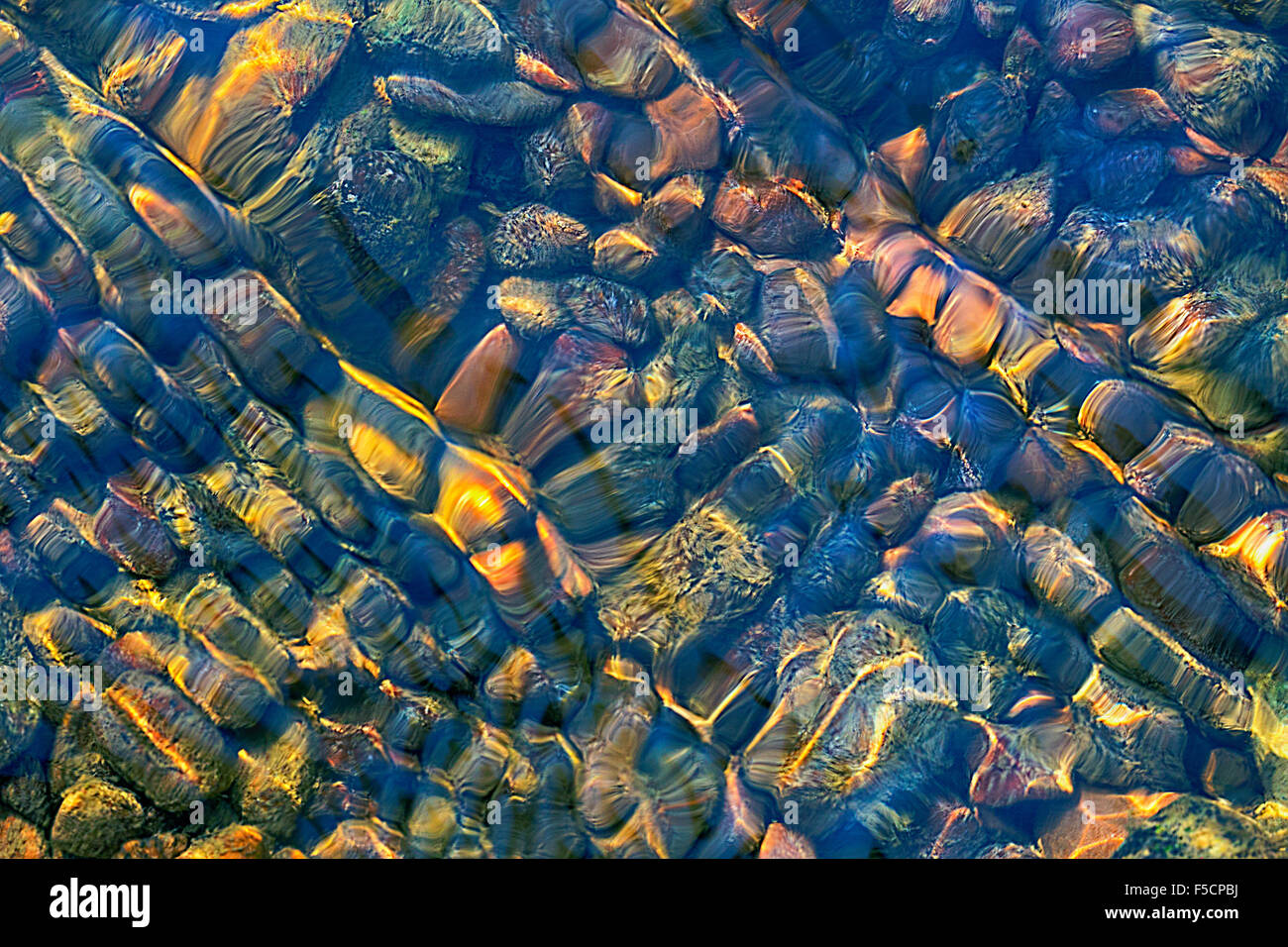 Steinen unter Wasser Stockfoto