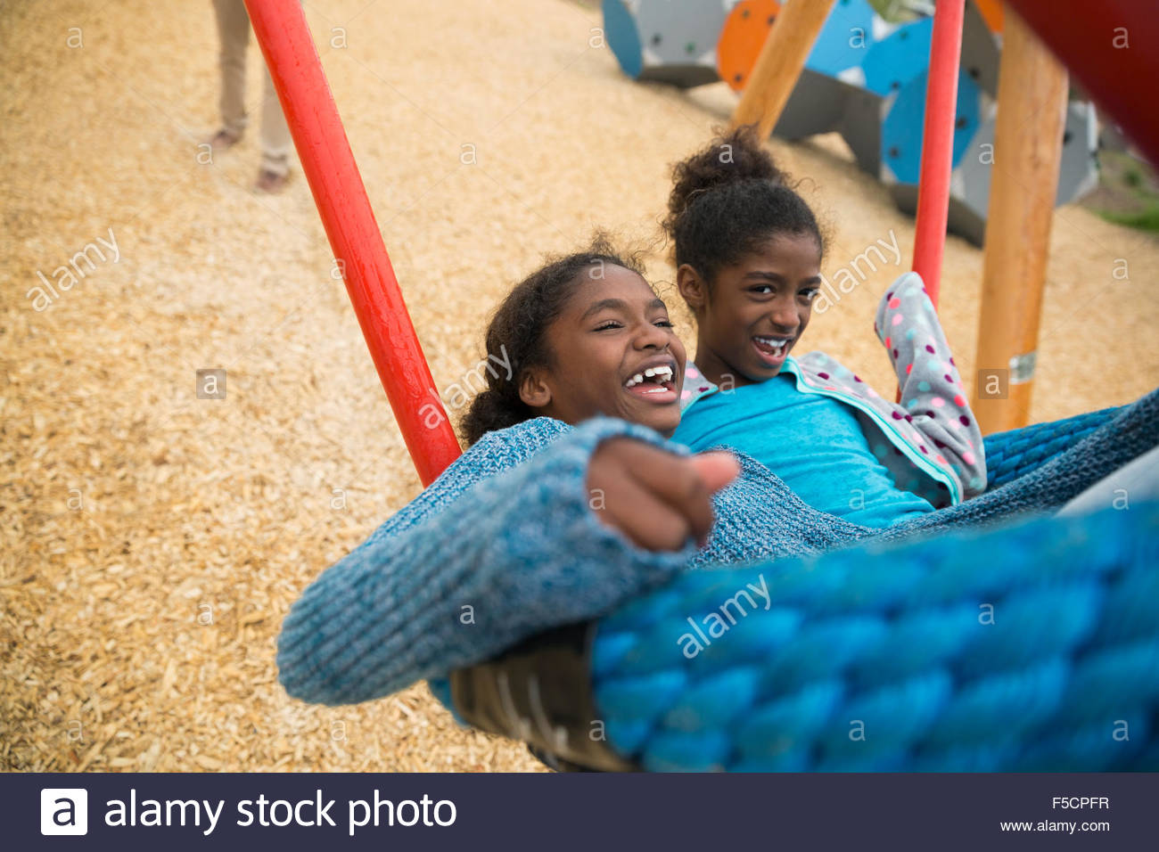 Unbeschwerte Schwestern am Spielplatz Stockfoto