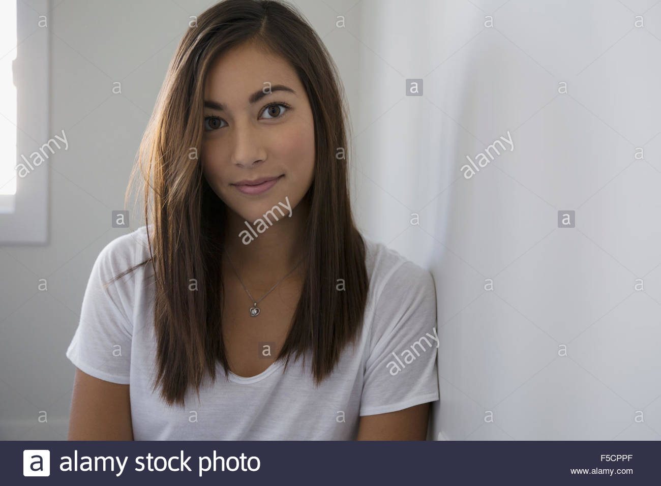 Porträt lächelnde Brünette junge Frau Stockfoto