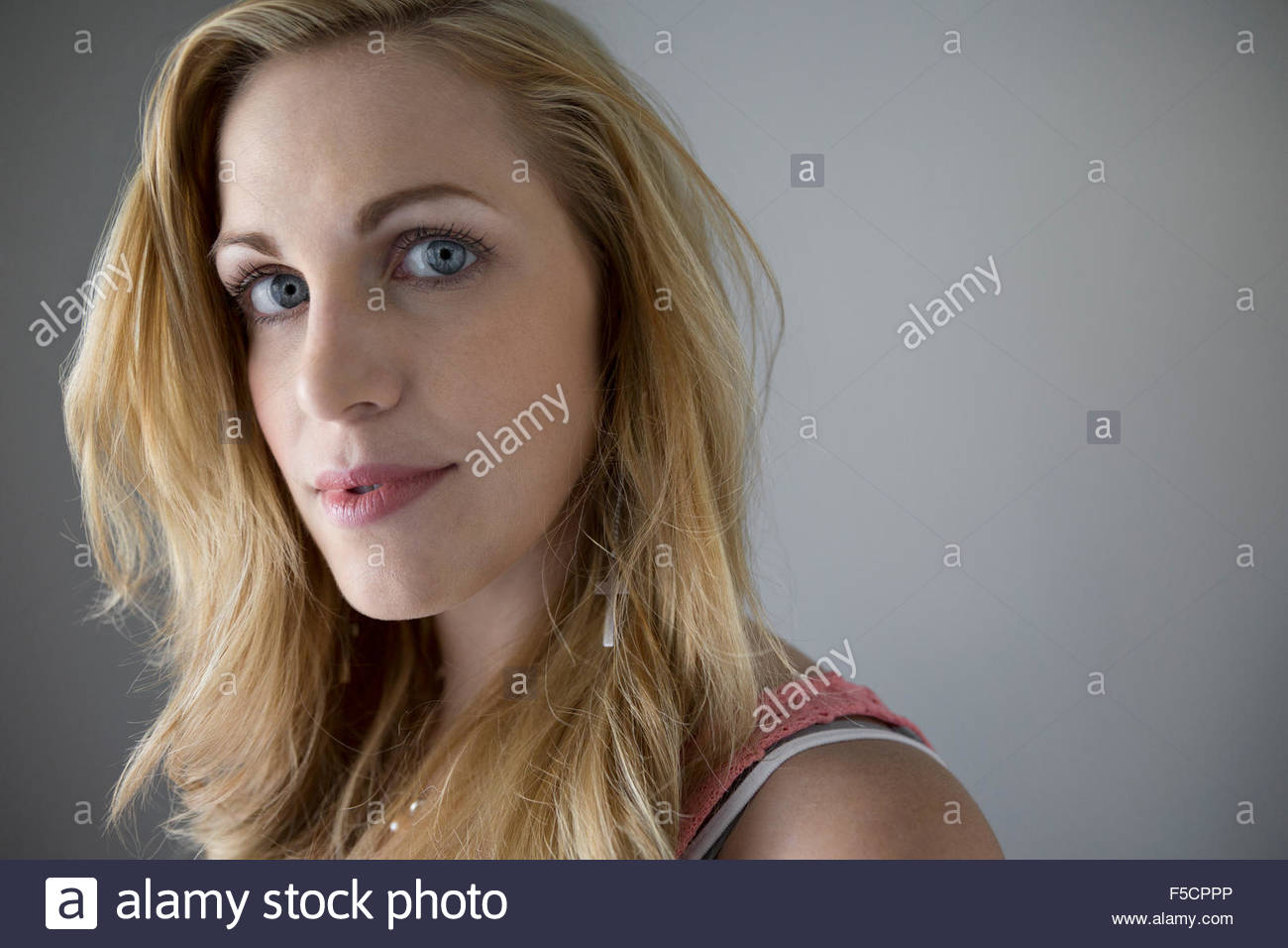 Porträt zuversichtlich blonde junge Frau Stockfoto