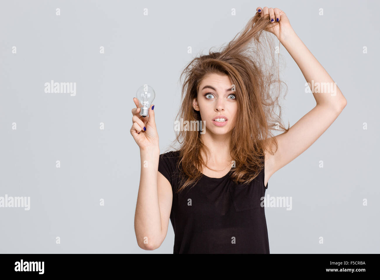 Porträt einer lustige Frau mit Lampe isoliert auf einem weißen Background Stockfoto