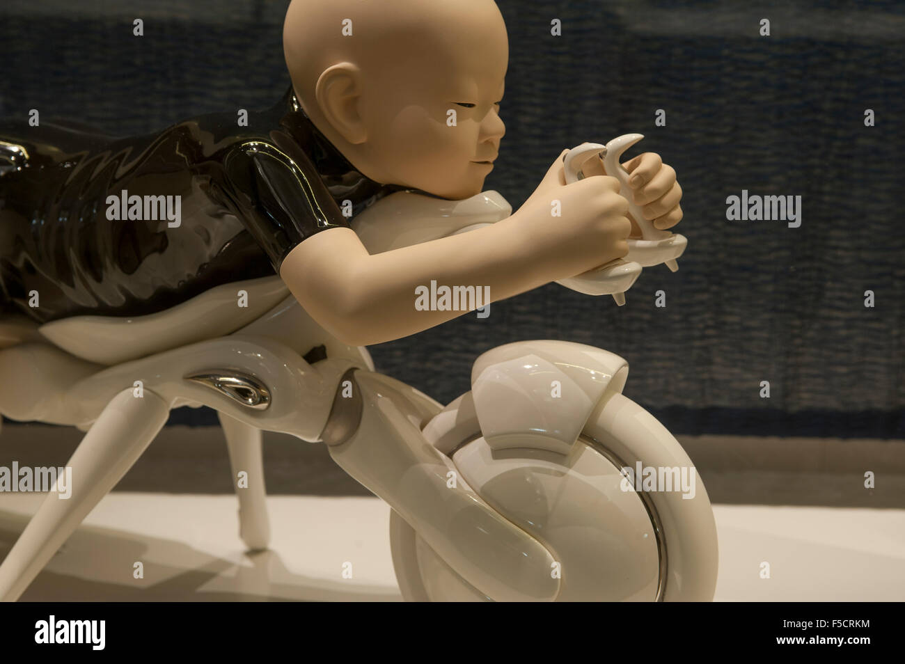 V & A, London, UK. 2. November 2015. Der neue Toshiba Galerie für japanische Kunst ist am 4. November nach umfangreichen Renovierungsarbeiten für das Publikum geöffnet. Die Galerie zeigt rund 550 funktioniert - viele nie zuvor öffentlich zur Schau - in einer neu kuratierte Reihe von Displays zur Veranschaulichung die außergewöhnliche Handwerkskunst und künstlerischen Schaffens von Japan aus dem 16. Jahrhundert bis zur Gegenwart. OO-IX, 2013 von Hayashi Shigeki. Bildnachweis: Artsimages/Alamy Live-Nachrichten Stockfoto