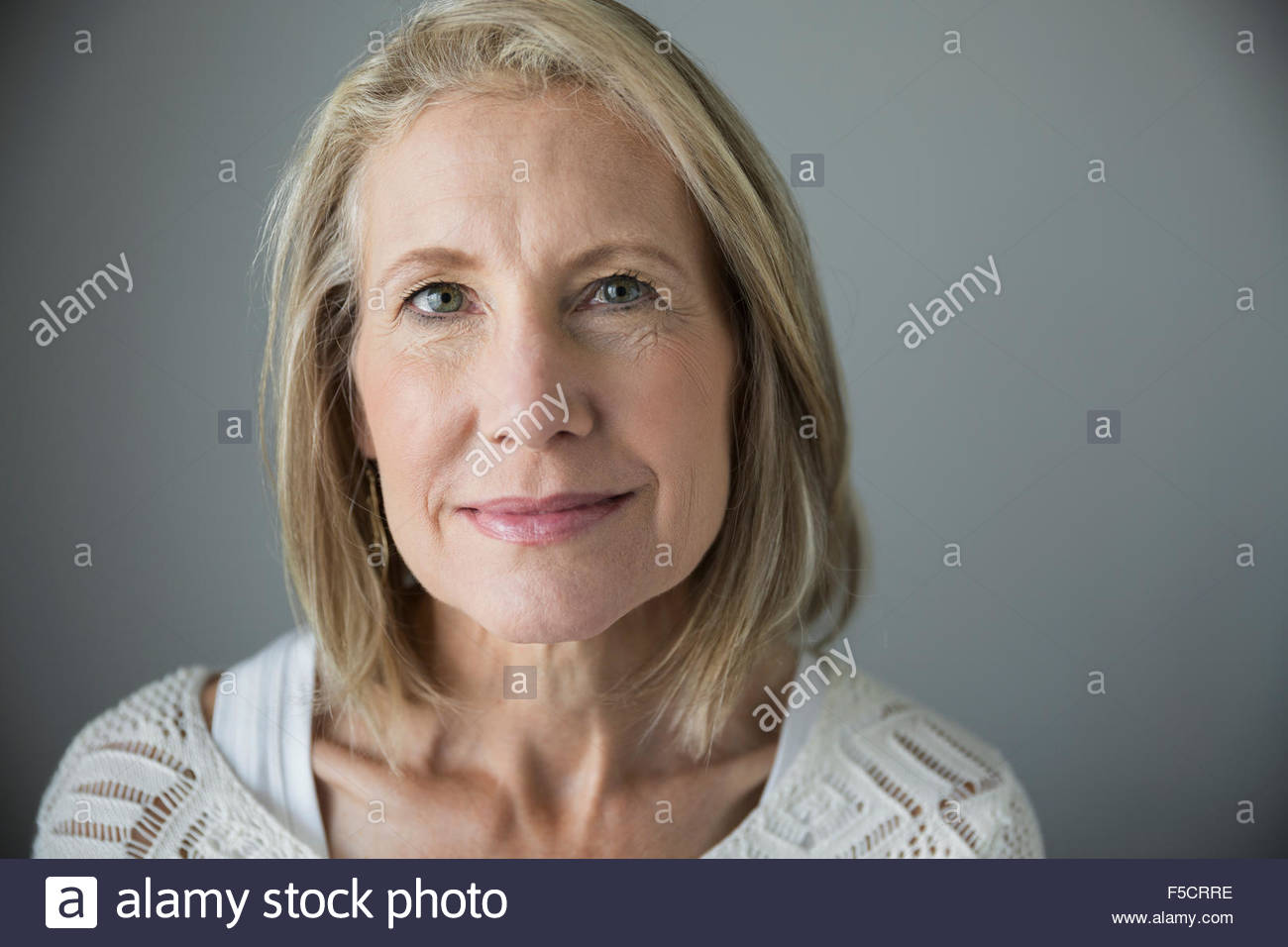 Lächelnde senior Porträt Frau mit blonden Haaren Stockfoto