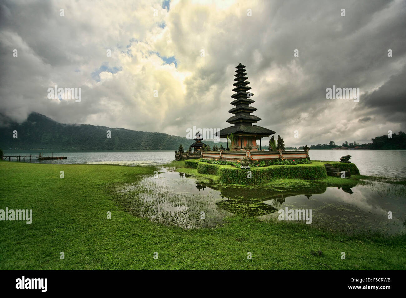 Pura Ulun Danu Tempel, Lake Bratan, Bali, Indonesien am Sonnenuntergang Stockfoto