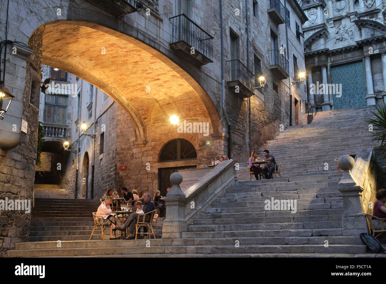 Die romantischen Stufen von Sant Martí Girona Katalonien Spanien.Cafè Le Bistrot und die Stufen von Sant Martí als der romantischste Ort in Spanien Stockfoto