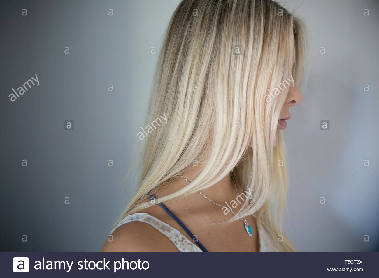 Blonde Frau mit verdeckt Gesicht Profil Stockfoto