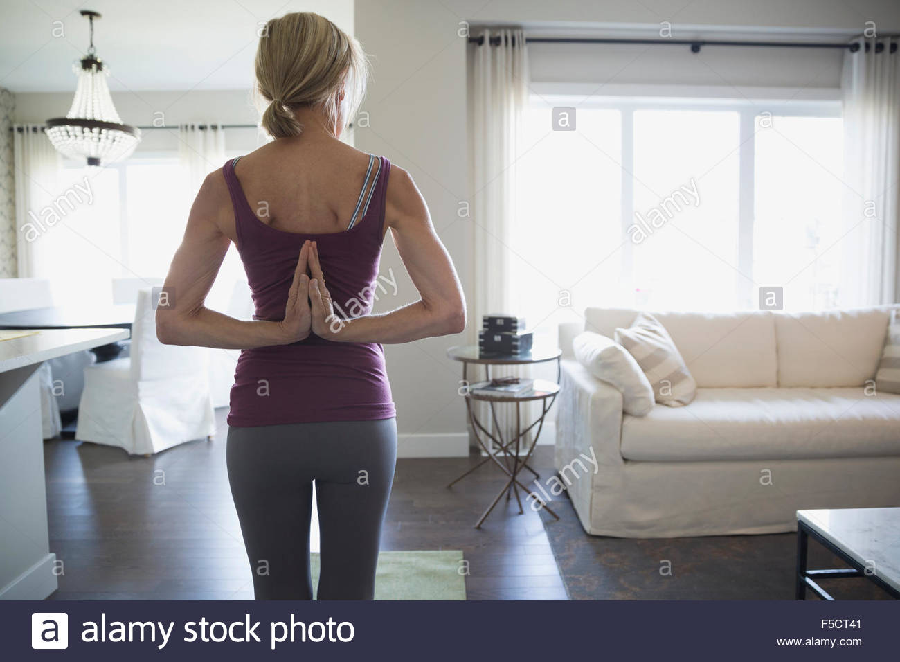 Ältere Frau praktizieren Yoga mit Hände hinter Rücken Stockfoto
