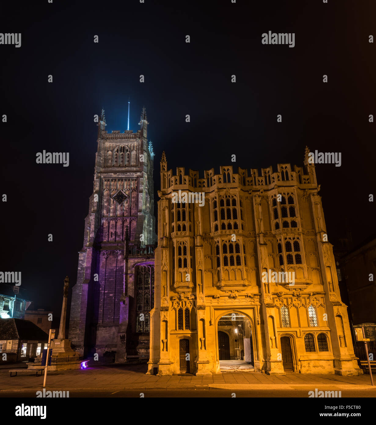 Ansichten von Cirencester Marktplatz bei Nacht. Mit der Pfarrkirche. Cirencester war die zweite Hauptstadt des römischen Britannien. Stockfoto