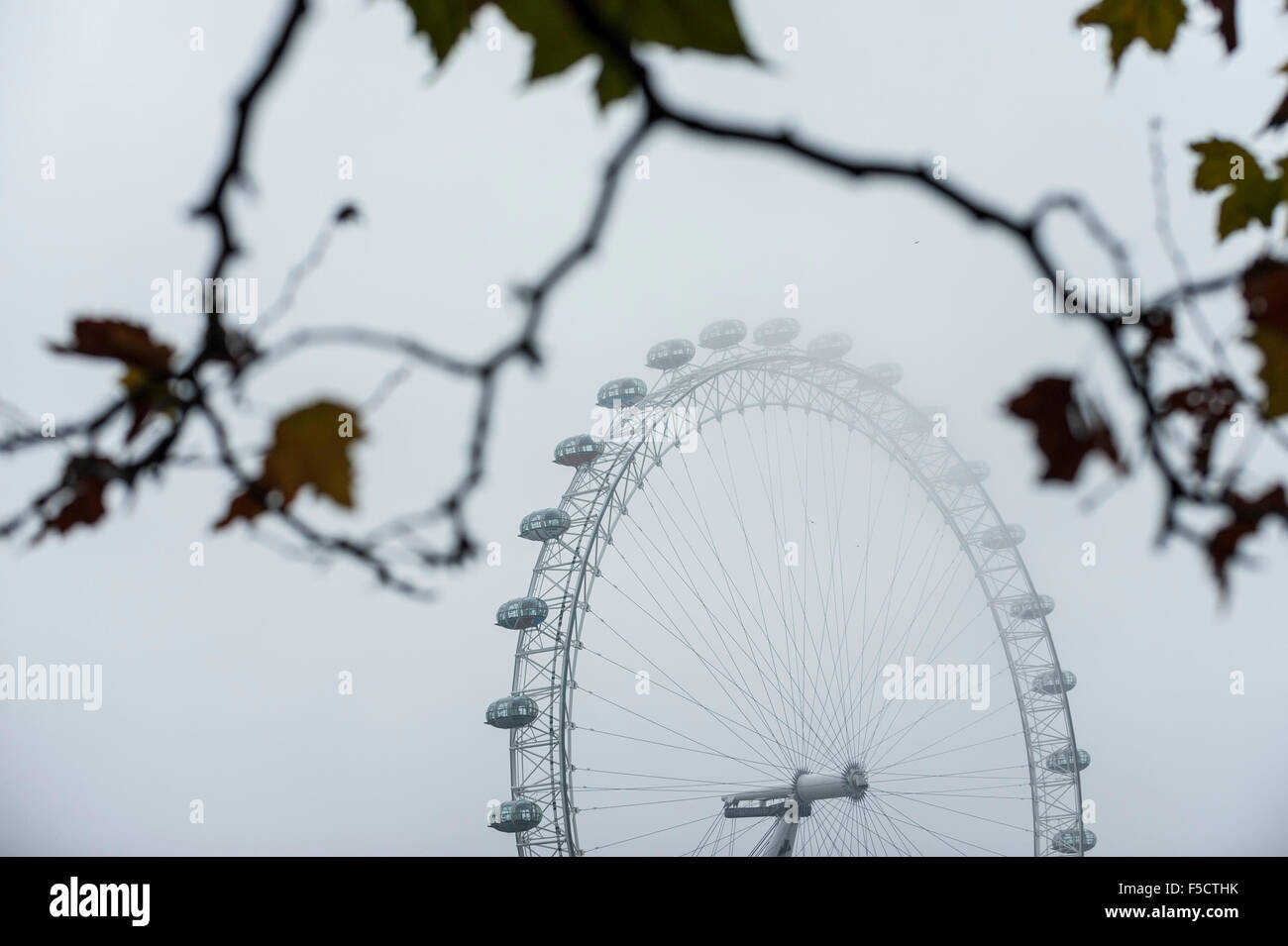 London, UK. 2. November 2015. Eine Decke von dichtem Nebel hängt über London, London Eye Kredit teilweise verdeckt: Stephen Chung/Alamy Live News Stockfoto