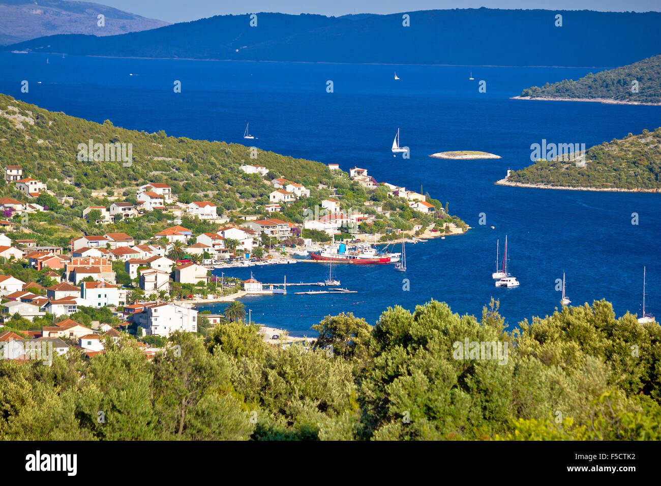 Vinisce Dorf Bucht Segelrevier, Dalmatien, Kroatien Stockfoto