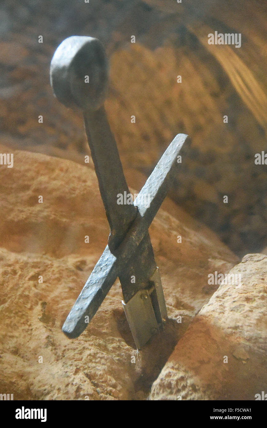 07.04.2015, Chiusdino, Toskana, Italien - der Abbazia San Galgano ist die Ruine einer ehemaligen Abtei etwa 35 km südwestlich von Siena auf dem Territorium der Gemeinde Chiusdino in der Toskana. Das Kloster wurde im 12. Jahrhundert von Galgano Guidotti auf dem Hügel Montesiepi gegründet. Die Rotonda von Montesiepi Eremitage wurde kurz nach der Tod des Heiligen St. Galgano, die alte Hütte, in der er die letzten Jahre seines Lebens lebte, gebaut. In der Eremitage in der Mitte der Rotunde, setzen Sie das berühmte Schwert von San Galgano seit über 800 Jahren in den Felsen. ESP150407D776CAROEX. JPG - nicht für den Verkauf in Stockfoto