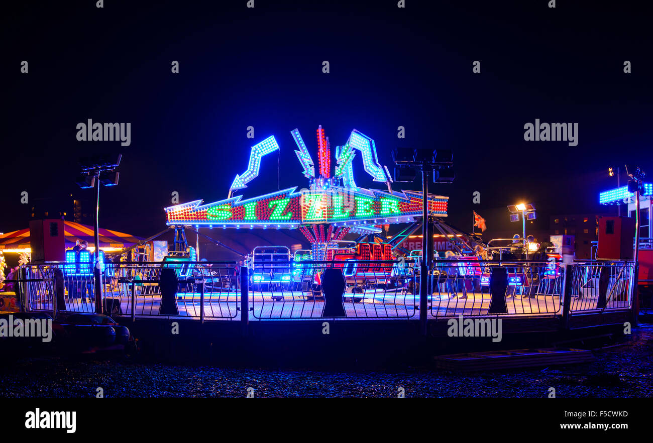 Festplatz fahren, Sizzler, nachts, wartet auf Menschen an Bord. Stockfoto