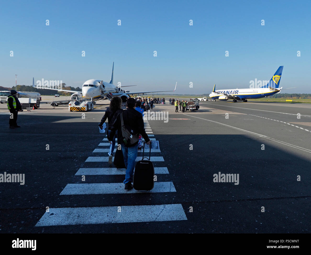 Fluggästen Ryanair Flugzeug auf Weeze NRN Flughafen Deutschland Stockfoto