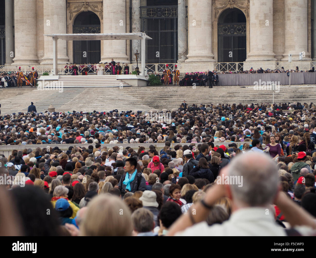 Eine riesige Menschenmenge versammelt sich zum Masse von Papst Francesco auf Sankt Petersplatz im Vatikan. Stockfoto