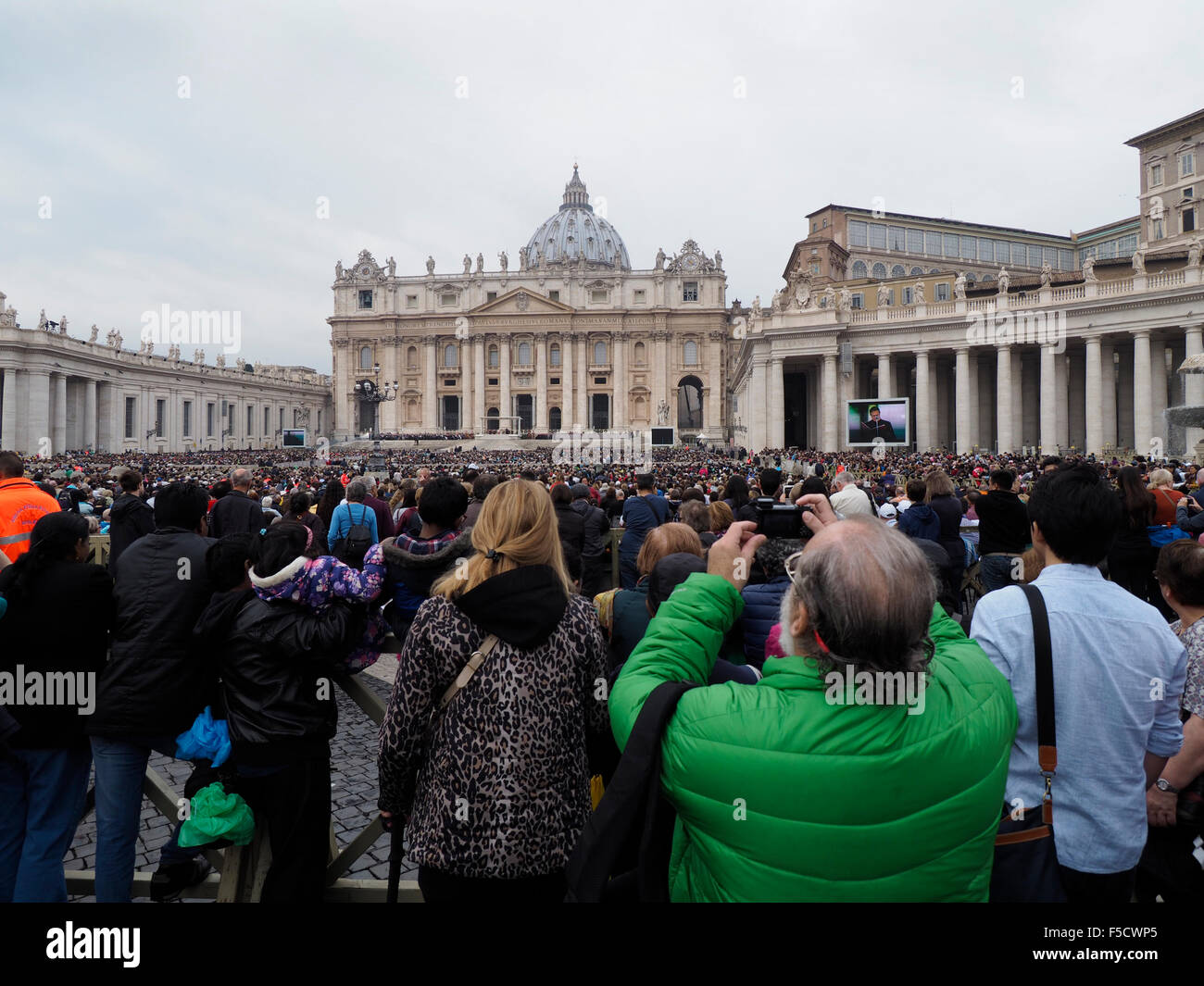 Eine riesige Menschenmenge versammelt sich zum Masse von Papst Francesco auf Sankt Petersplatz im Vatikan. Stockfoto