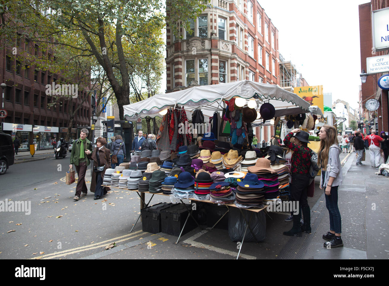 Hut-Stall am Rande der Cambridge Circus, West End, Central London, England, UK Stockfoto