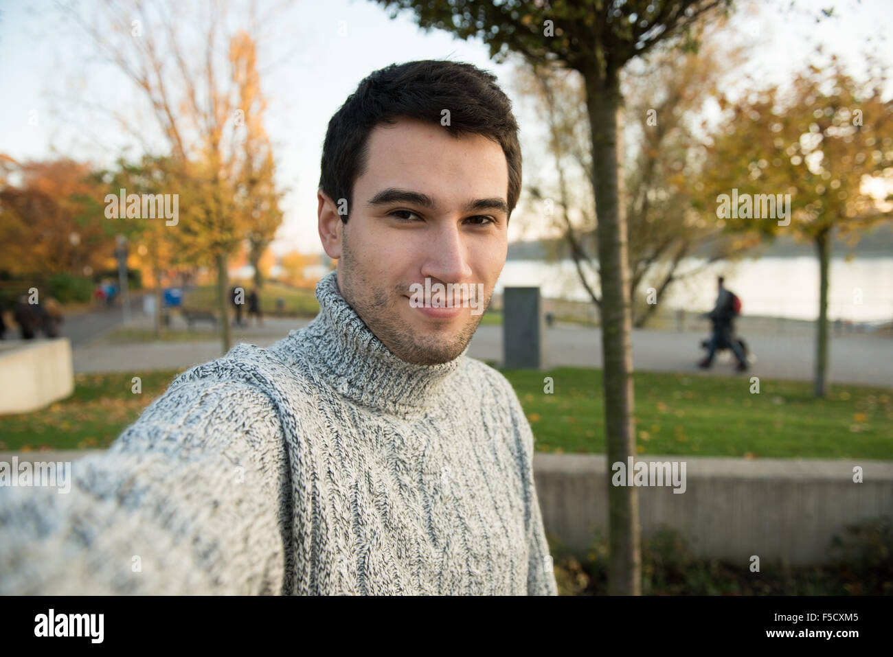 Junge Mann in Park und selfie Stockfoto