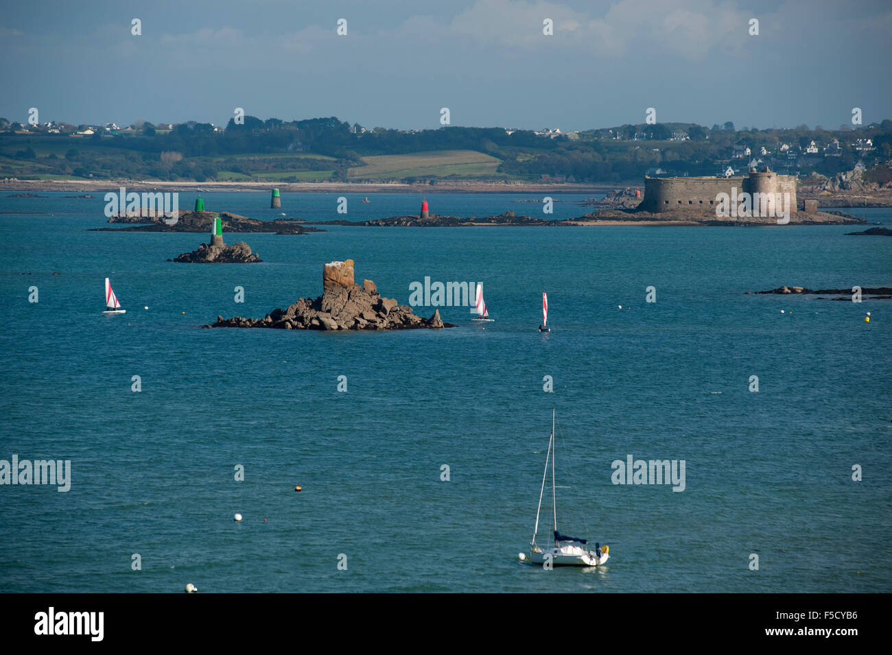 Bucht von Morlaix aus Chaise du Heilung Carantec mit Chateau du Taureau, Bretagne, Frankreich. Oktober 2015 Stockfoto