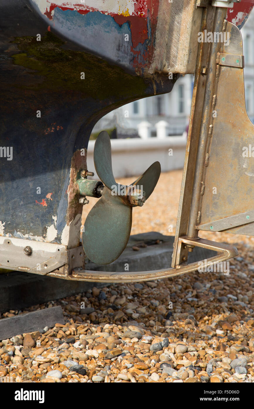 Metal boat Propeller zu Boot befestigt mit umliegenden Kiesstrand Stockfoto