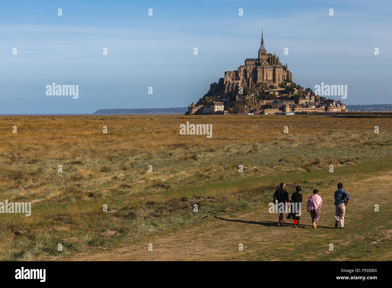 Einige Touristen immer nach Mont Saint-Michel, Basse-Normandie, Frankreich. Stockfoto