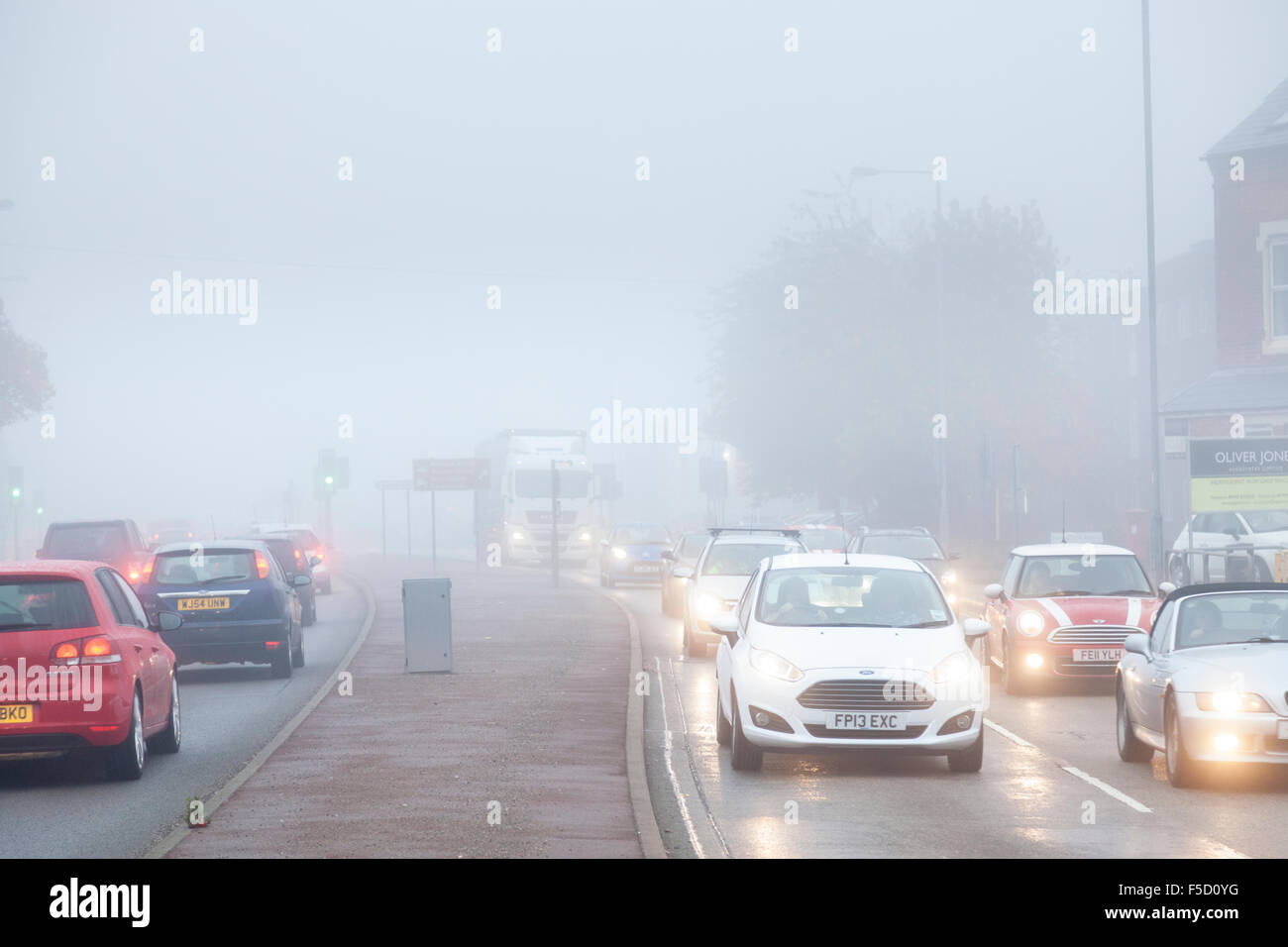 Nottingham, UK. 2. November 2015. UK Wetter. Montag Morgen im Berufsverkehr wird durch dichten Nebel. Das Met Office, eine gelbe Warnmeldung von Nebel und haben berichtet, dass die Sicht ist schlecht, und unterhalb von 100 m. Credit: Martyn Williams/Alamy leben Nachrichten Stockfoto