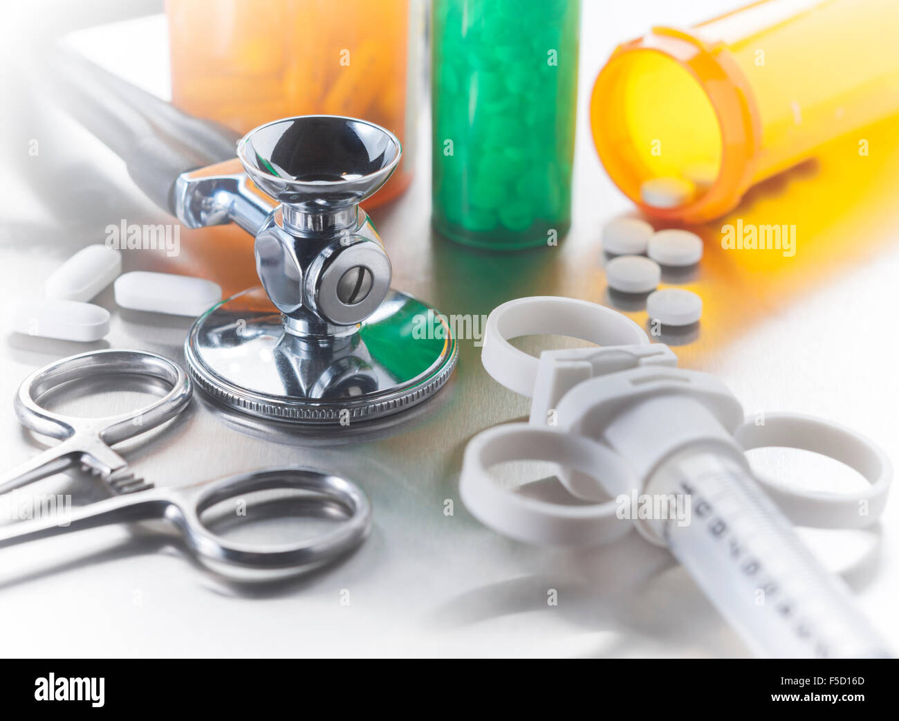 Im Gesundheitswesen medizinische Instrumente in weißen vignette Stockfoto