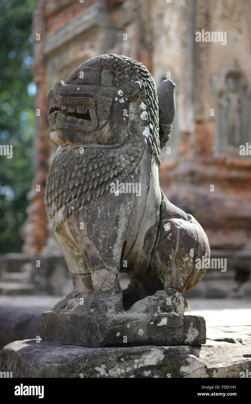 Löwe vor Tempel Stockfoto