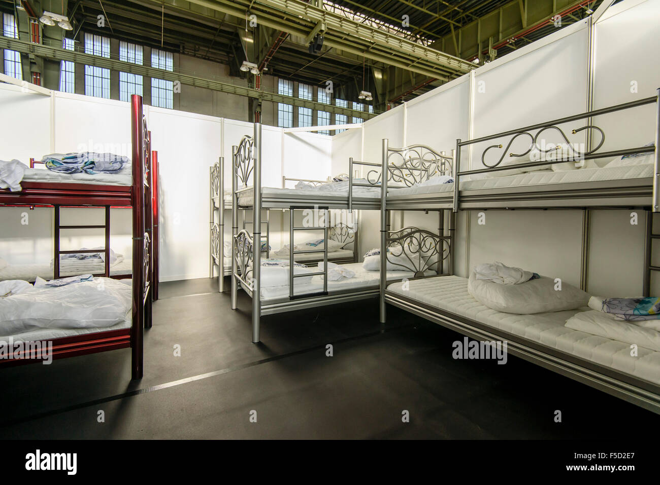 Flüchtling Unterkünfte in Hangar 3 im ehemaligen Flughafen Tempelhof in Berlin, Deutschland, 2. November 2015. Die Unterkünfte wurden während eines Foto Sitzung und Presse vorgestellt. Foto: CLEMENS BILAN/dpa Stockfoto