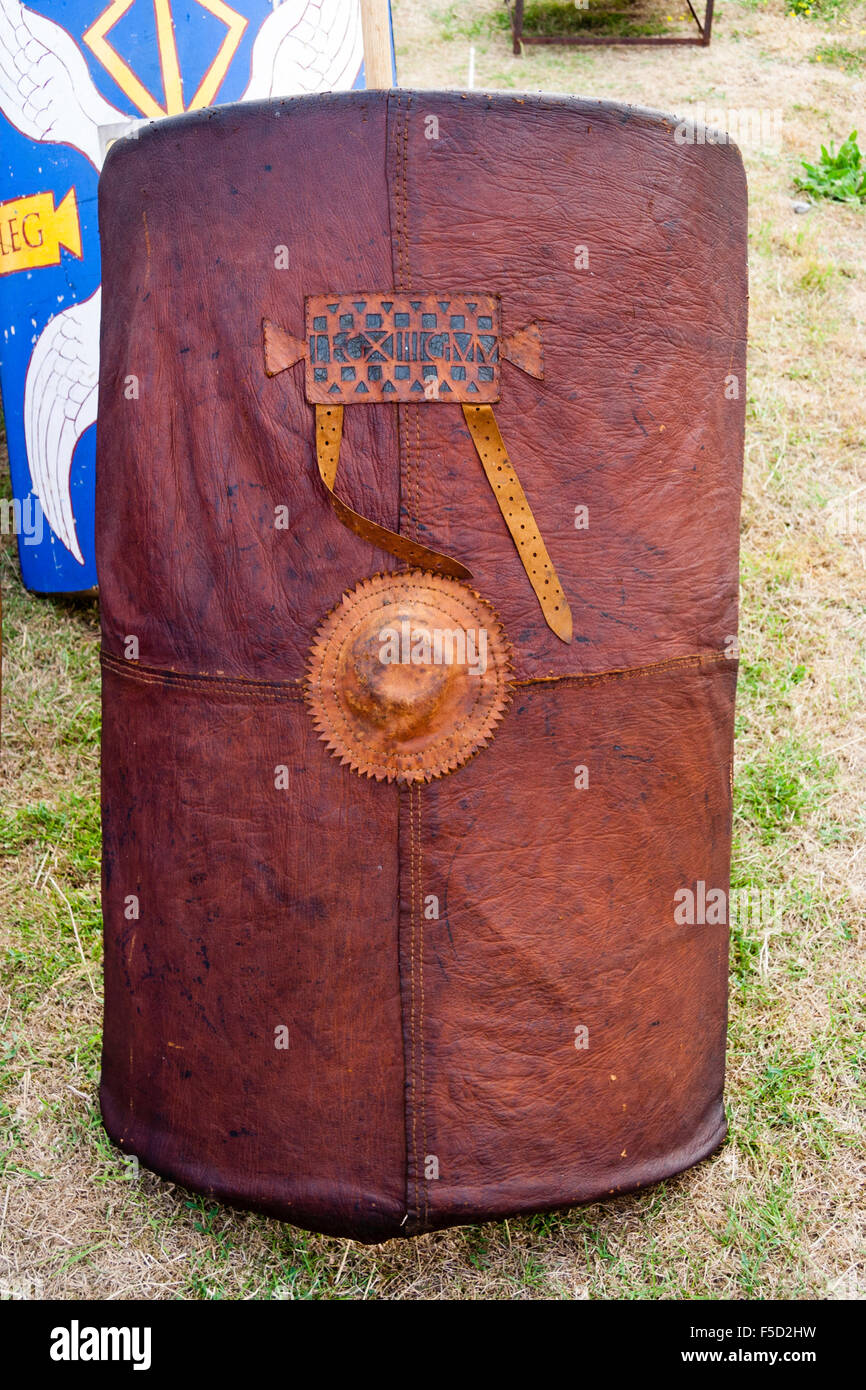 England, Richborough römischen Burg, Rutupiae, Saxon Shore fort. Lebendige Geschichte re-enactment. Frühen römischen Schild, rostrot. Stockfoto