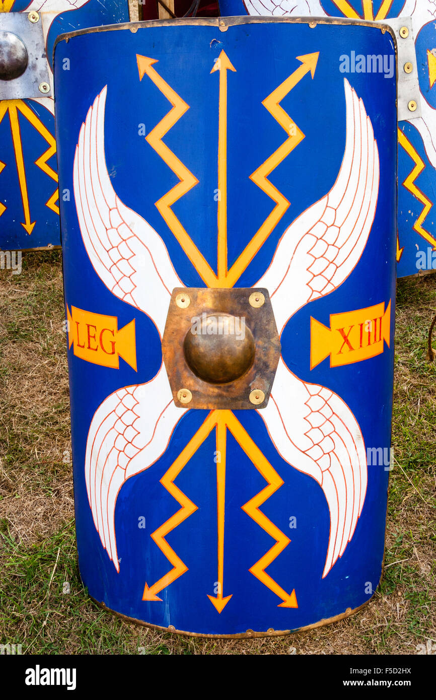 England, Richborough römischen Burg, Rutupiae, Saxon Shore fort. Lebendige Geschichte re-enactment. Römische Legionär Schild mit Flügeln und Thunderbolt auf. Stockfoto