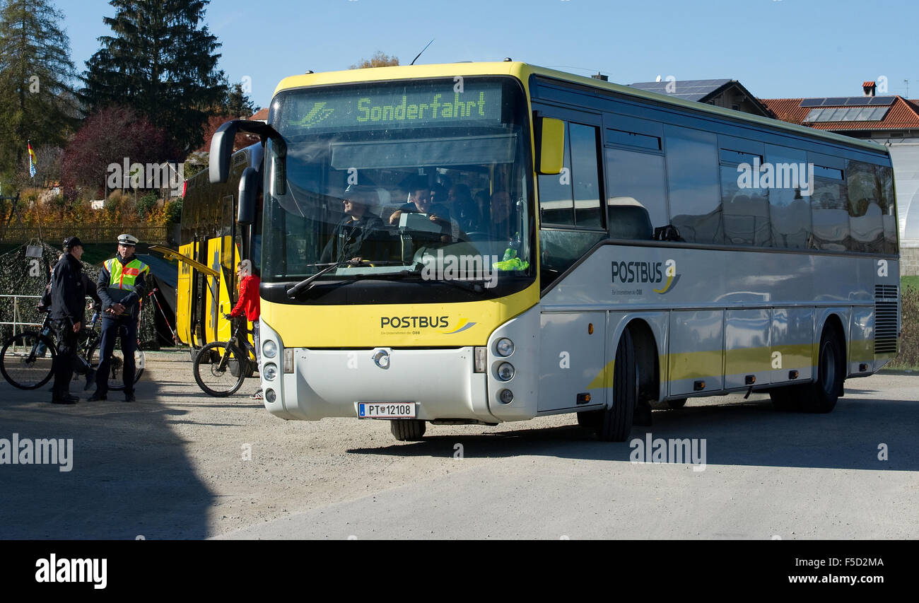 Flüchtlinge aus Syrien und Afghanistan entstammen über österreichische PostAuto Schaerding in Österreich über die Grenze zu einer Tankstelle in Neuhaus am Inn, Deutschland, 2. November 2015. Foto: ANGELIKA WARMUTH/dpa Stockfoto