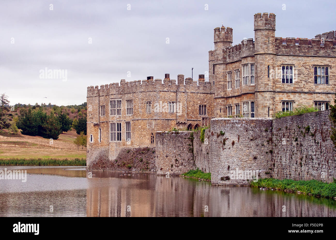 Die majestätischen Leeds Castle befindet sich in der Kent-Region von England. Stockfoto