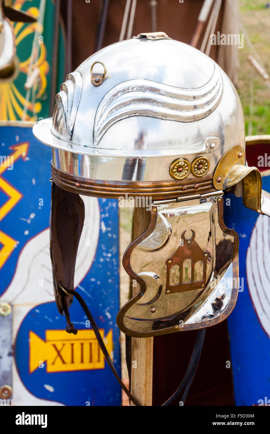 England, Richborough. Römische Kastell, Rutupiae. Lebendige Geschichte re-enactment. In der Nähe von Silber poliert Legionär römischer Helm, Galea, Imperial Gallischen. Stockfoto