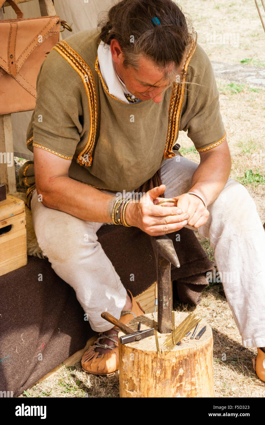 England, römische Kastell Rutupiae Richborough,. Lebendige Geschichte Römische tag Re-enactment. Frühe Schmied, Metallarbeiter, sitzen die Errichtung einer eisernen Hammer. Stockfoto