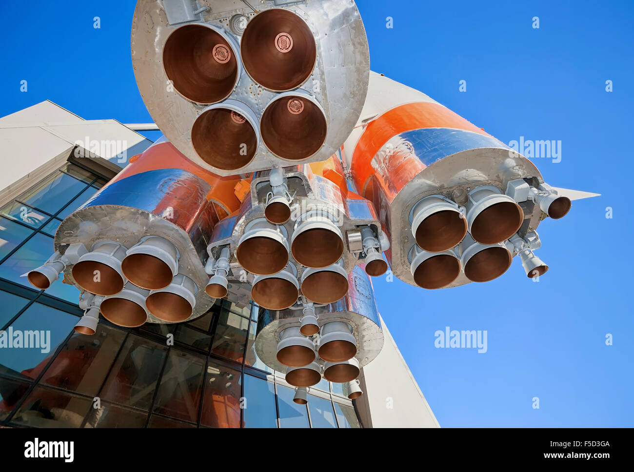 Details des Raum-Triebwerk über blauen Himmelshintergrund Stockfoto