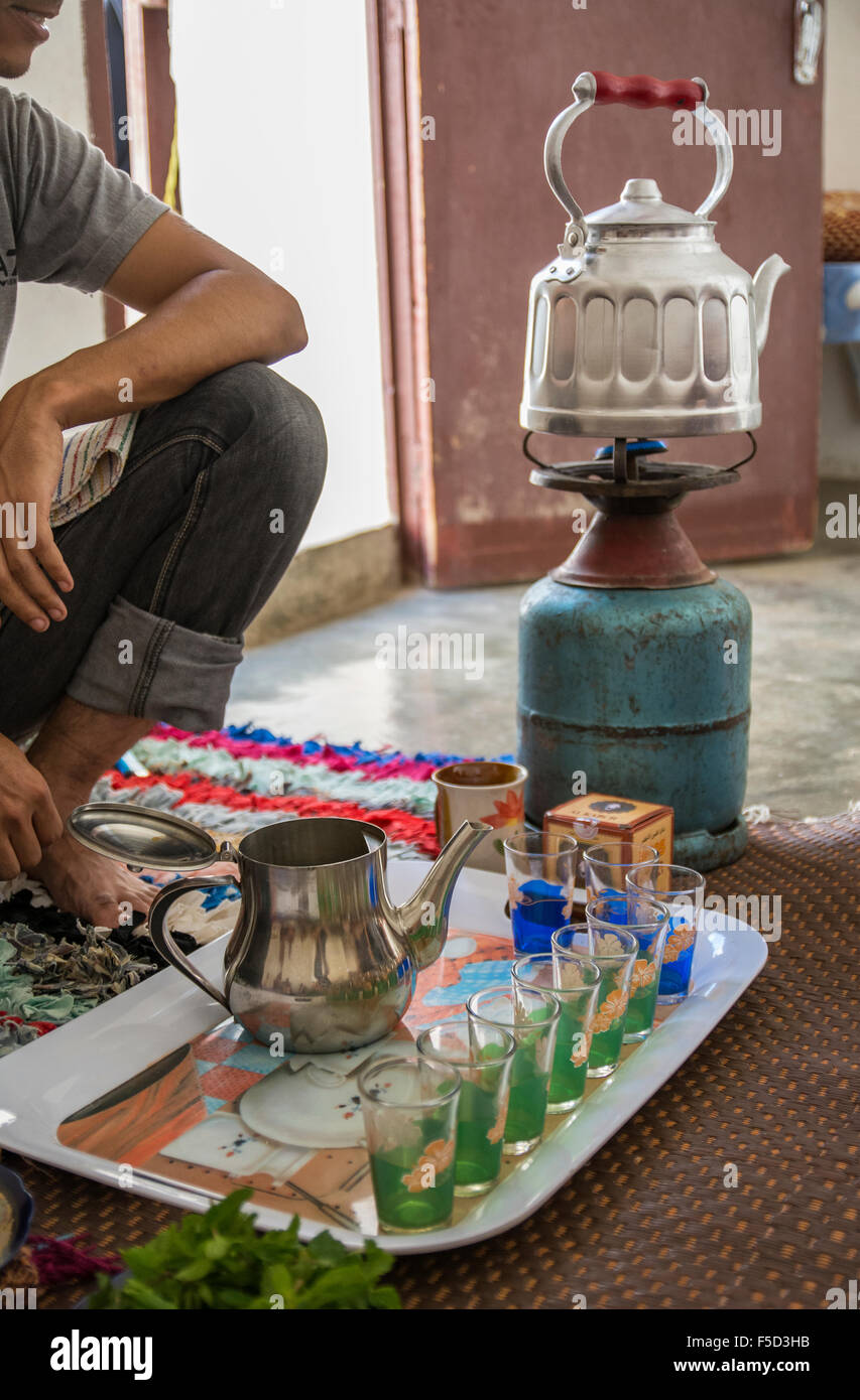 Die traditionelle Teezubereitung Ritual, gefolgt von einem leckeren Berber-Frühstück.  Perfekt für eine Mitte Trek-Pause im Atlas-Gebirge Stockfoto