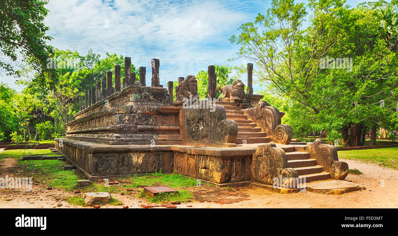 Der Ratssaal in der Weltkulturerbe-Stadt Polonnaruwa, Sri Lanka. Panorama Stockfoto