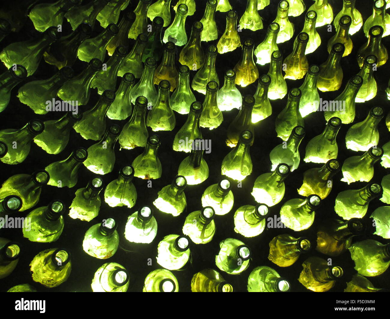 Nahaufnahme von Glasflaschen in einer Wand für Hintergrund oder Textur Stockfoto